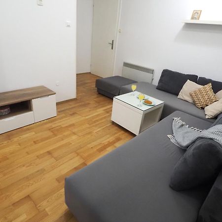 Apartment With Garden In Barbariga Kültér fotó